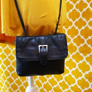 ADORABLE KENNETH COLE BLACK LEATHER CROSSBODY BAG
